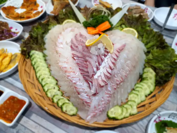 테이블 위에 차려진 하트 모양의 모듬회