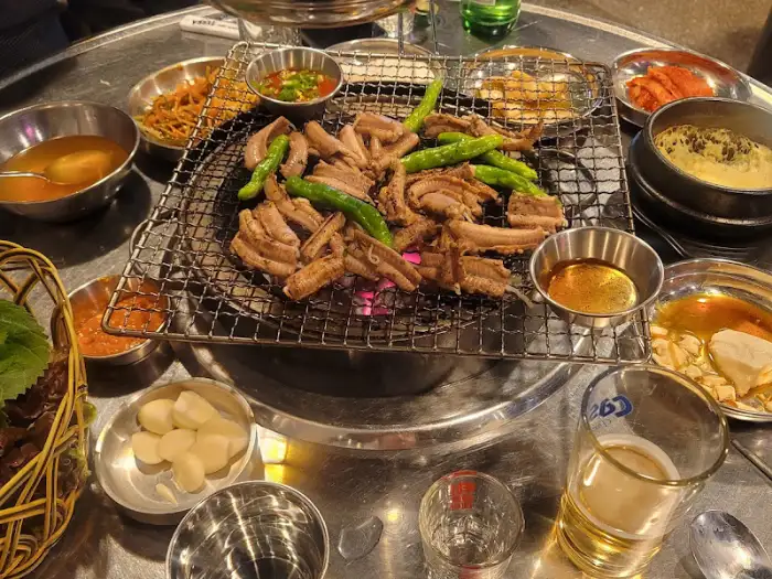 다양한 곁들임 반찬과 함께 나온 불판 위 고기