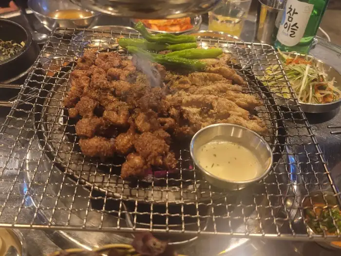 불판 위에서 익어가는 오돌갈비와 껍데기