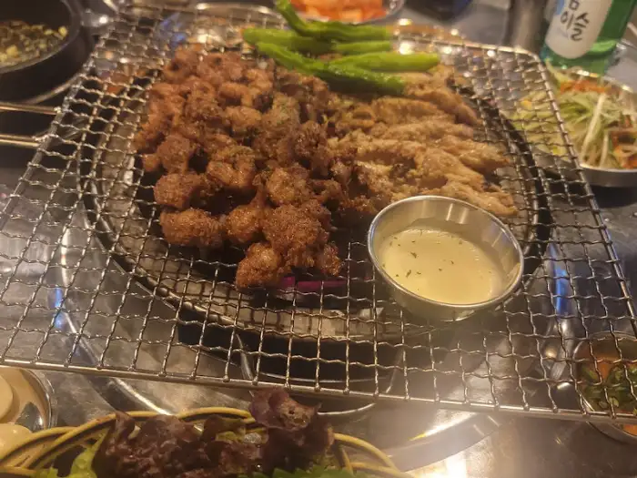 고기와 쌈 채소를 함께 싼 모습