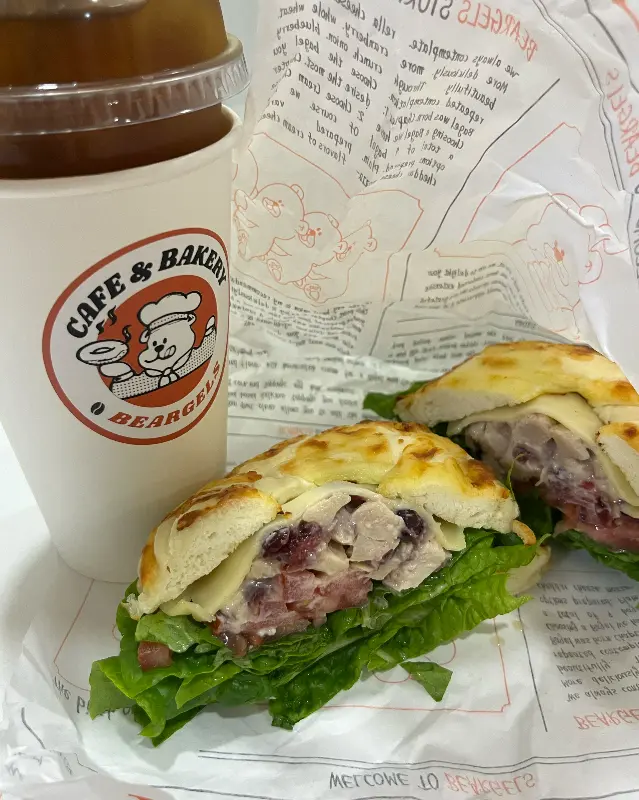 베어글스 샌드위치와 음료