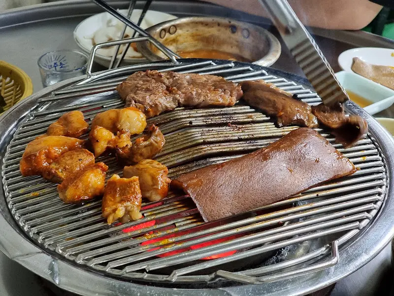 노릇노릇 익어가는 갈비살과 모듬 막창