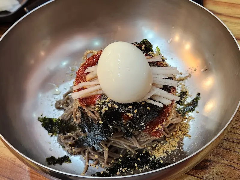 환상적인 비주얼의 육회막국수