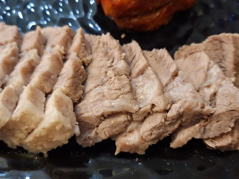 윤기가 흐르는 돼지고기 수육