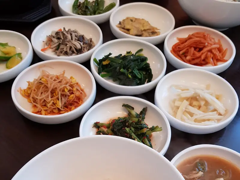 다양한 밑반찬들