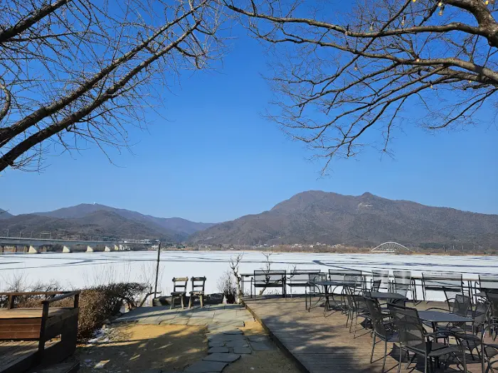 카페 수수 창가 자리에서 본 강 풍경