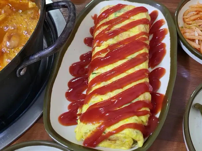 케첩 뿌려진 계란말이