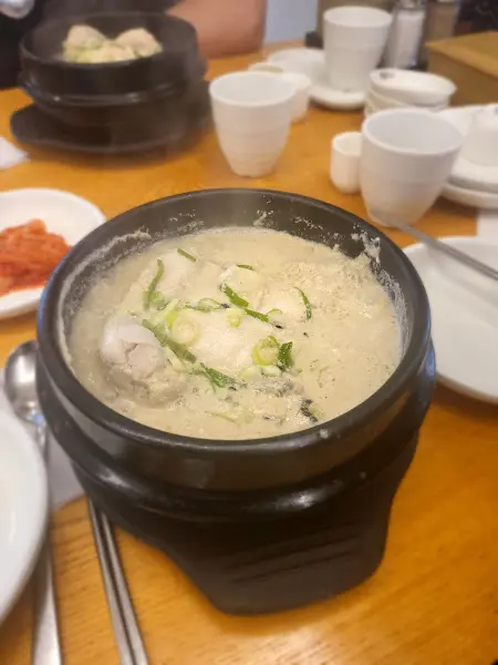 들깨 삼계탕 근접샷