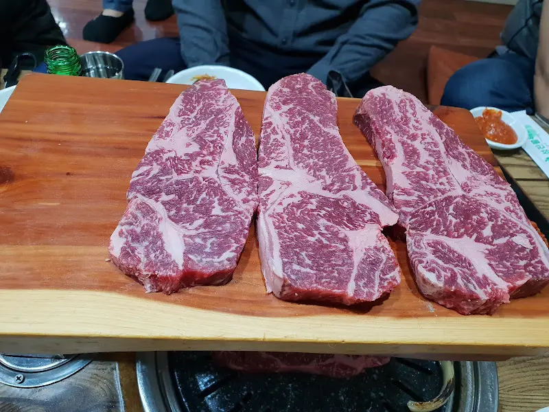 두툼한 숙성 삼겹살