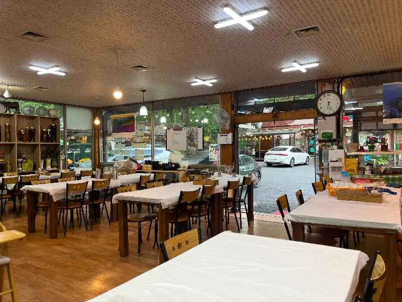 깔끔하고 넓은 코보네식당 내부