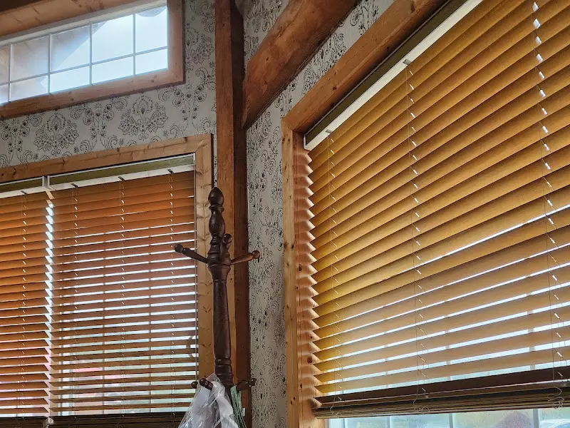 창밖으로 보이는 주왕산 풍경