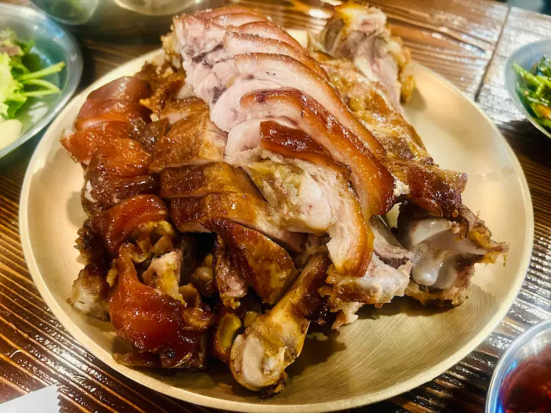 윤기가 흐르는 족발