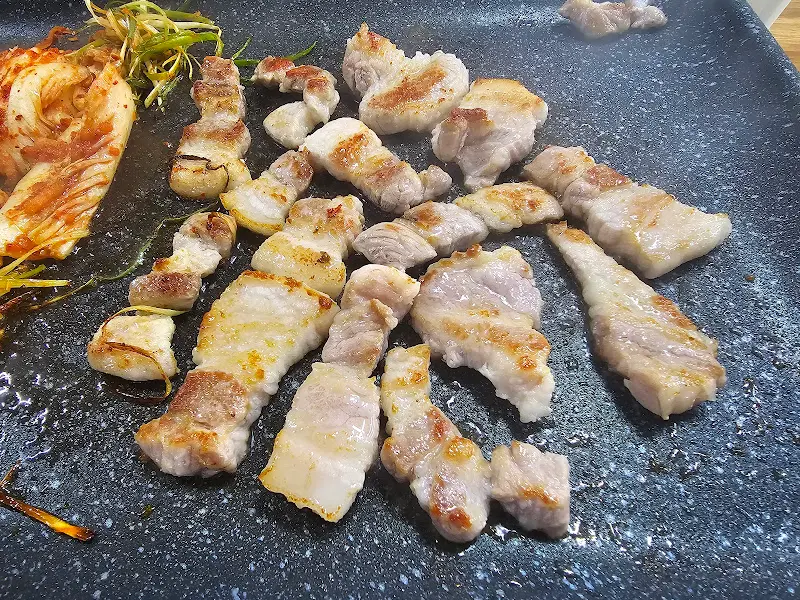 노릇하게 구워진 삼겹살과 김치