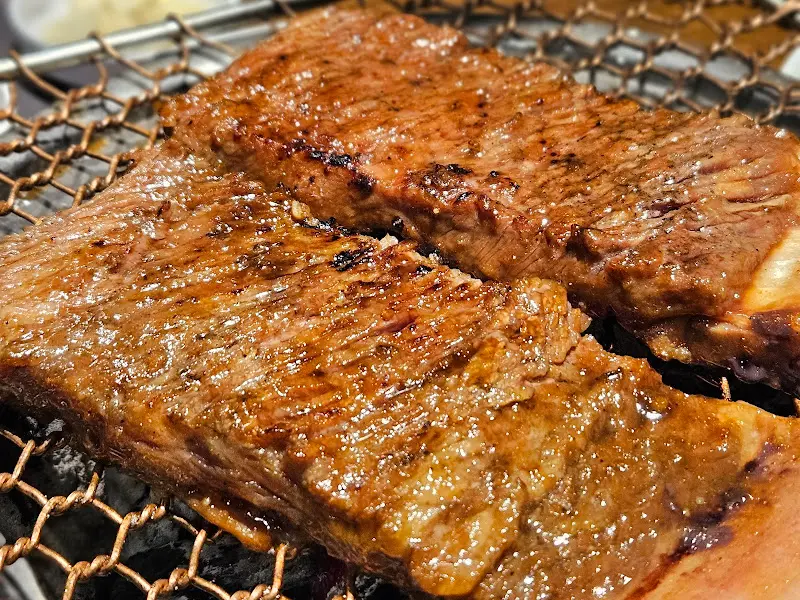 숯불 위에서 익어가는 이동갈비