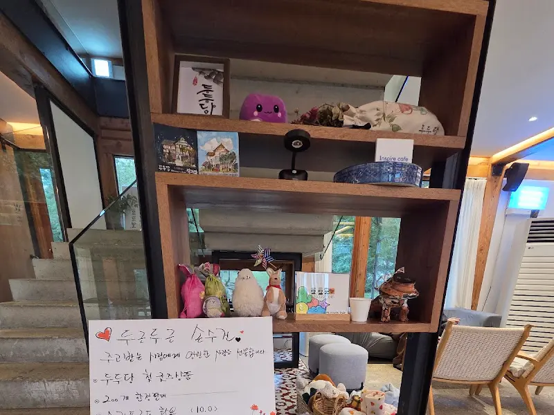 계단 옆 아기자기한 소품들