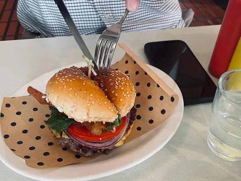 칼로 자른 오리지널 버거