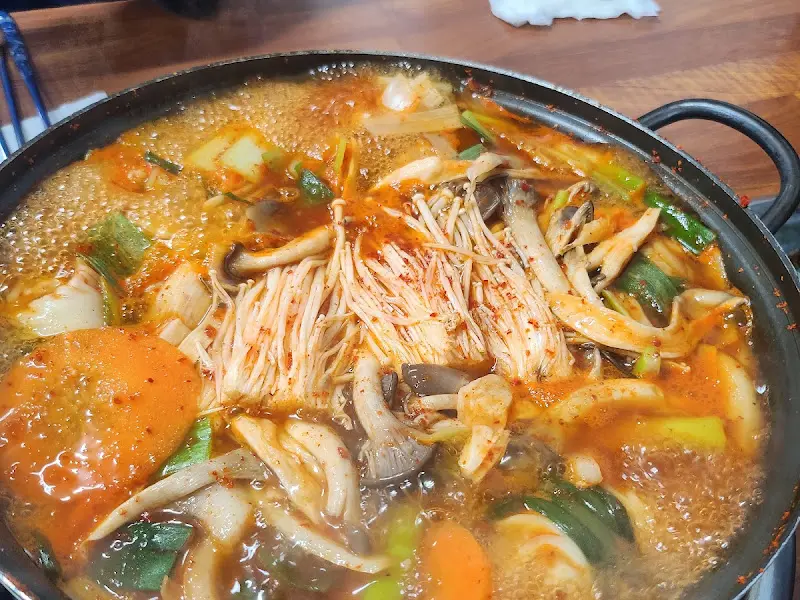 푸짐한 김치말이 만두 전골