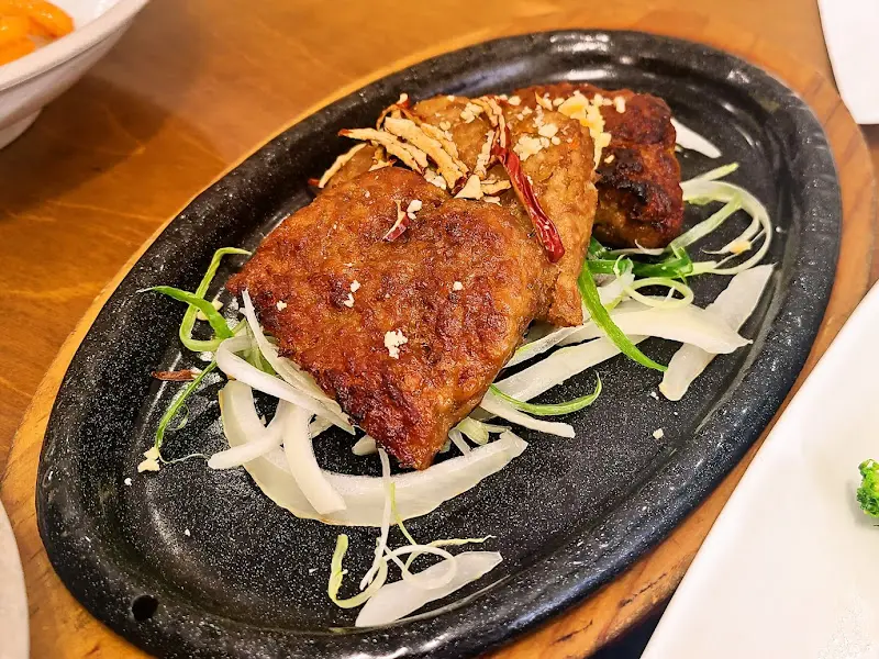 철판 위에 놓인 떡갈비