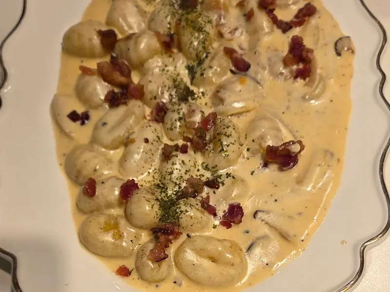 크림 소스에 덮인 뇨끼