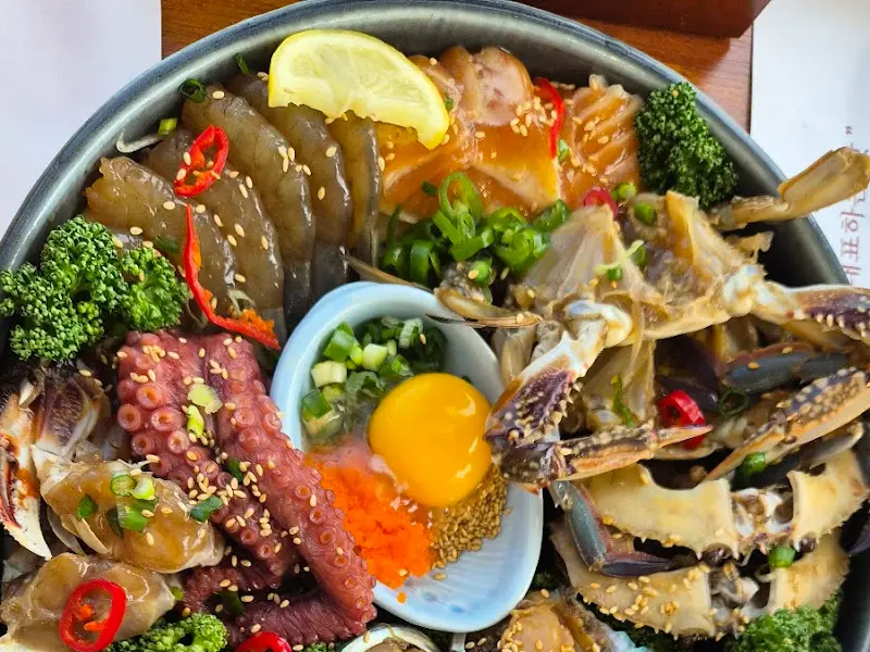 미녀해물장 정식 메인 메뉴 클로즈업. 신선한 해산물이 정갈하게 담겨 있다.