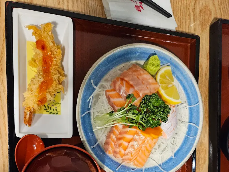 정갈하게 담겨 나온 연어회 정식