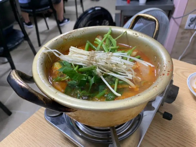 민어탕에 올려진 채소 고명