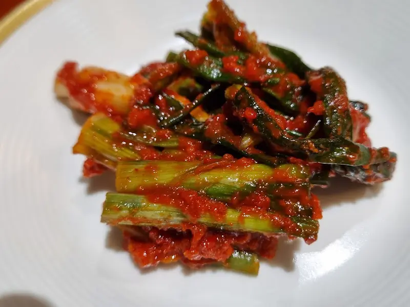 빨갛게 양념된 맛깔스러운 부추김치