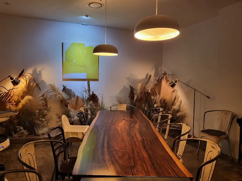 넓은 테이블이 마련되어 있어 단체 모임에도 적합한 바비레드