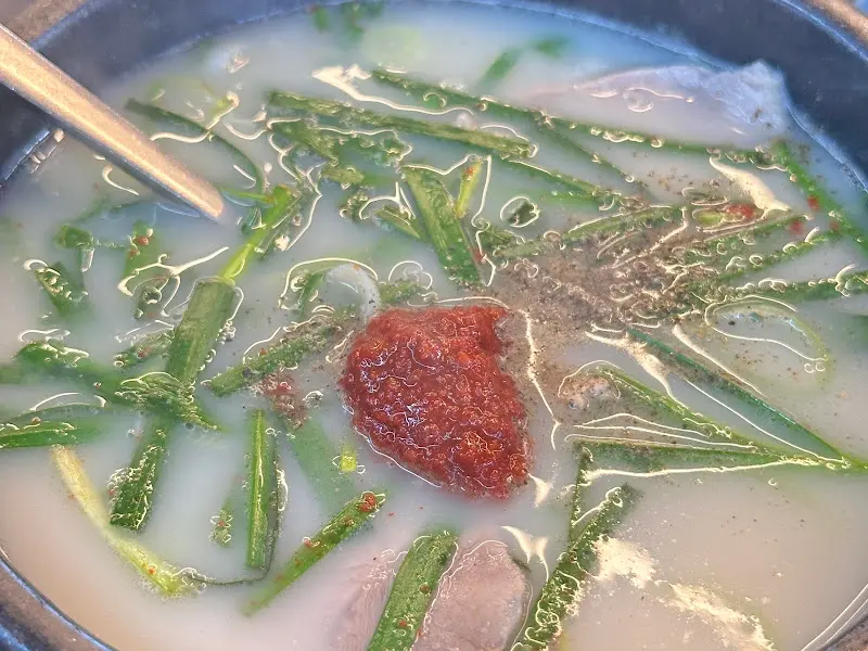 부추와 다진 양념이 올라간 살코기 국밥