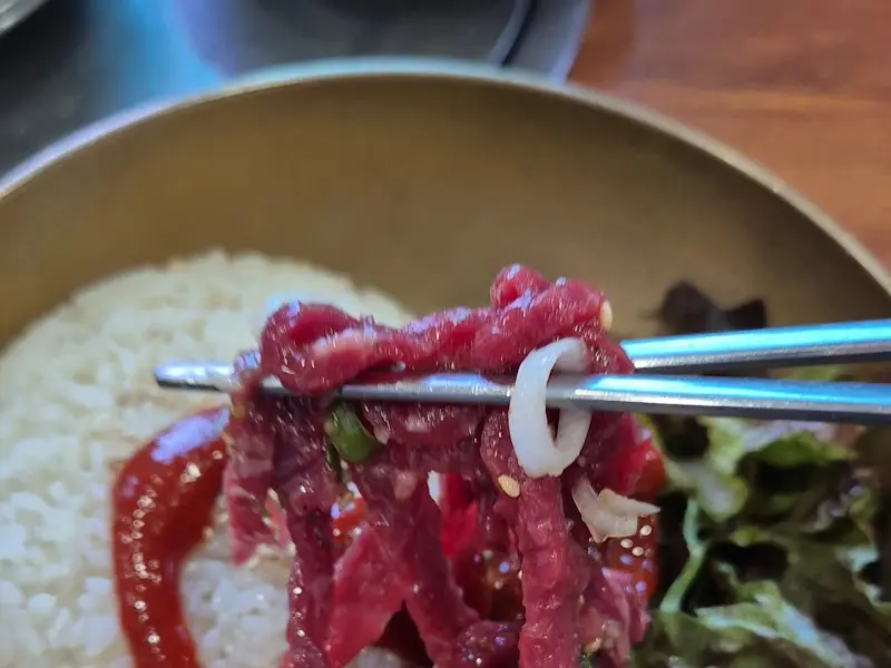 천우한우 육회 비빔밥 한 젓가락