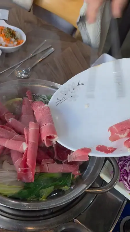 고기를 육수에 넣는 모습