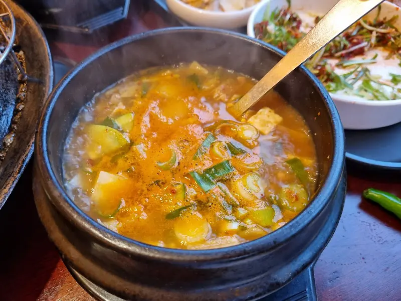 뚝배기에 담겨져 나오는 김치찌개