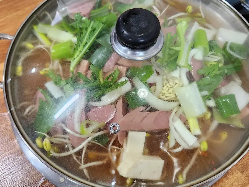 함지 부대찌개 뚜껑 덮인 모습
