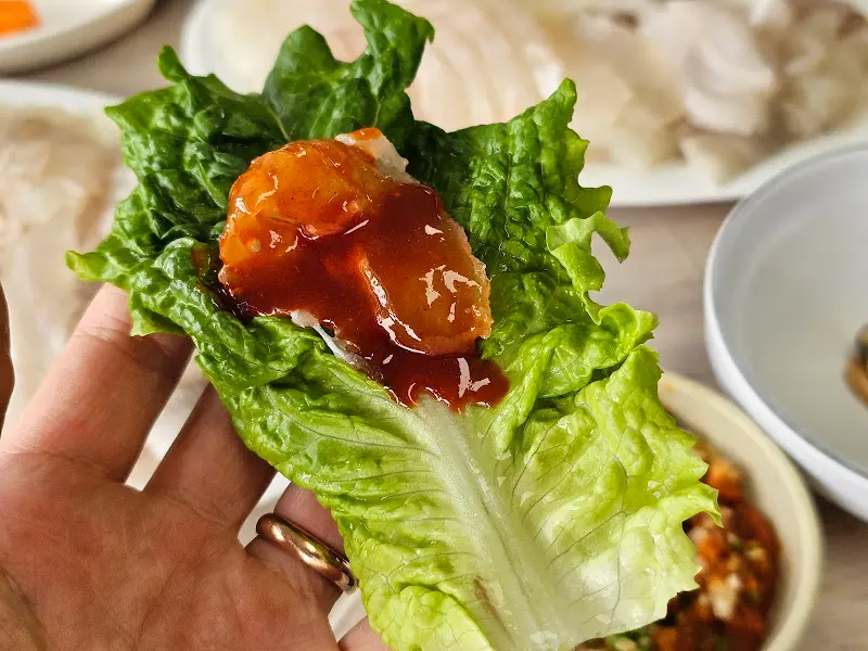 싱싱한 붉바리회를 쌈에 싸서 한 입!