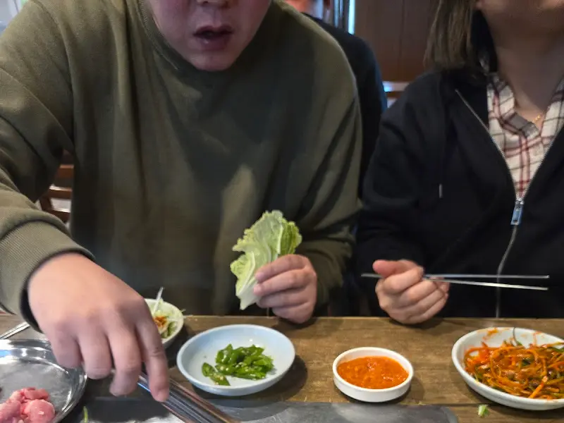 쌈을 싸는 모습