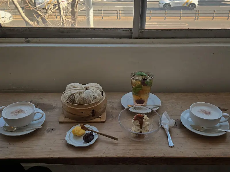 스팀 식빵 세트와 포도 바질 다즐링 티가 놓인 테이블