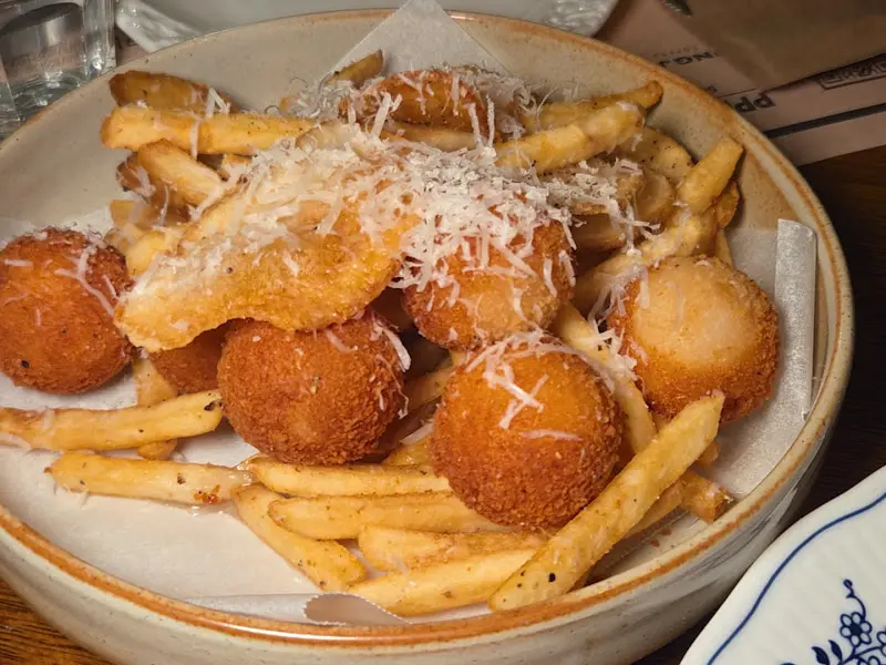 트러플 프렌치 프라이 & 치즈볼