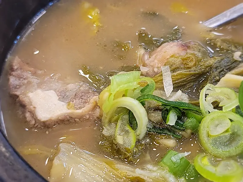 해장국 속 고기와 채소