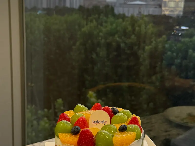 과일로 장식된 케이크