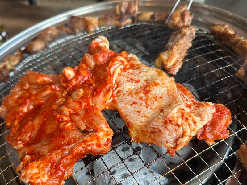 숯불 위에서 익어가는 닭갈비