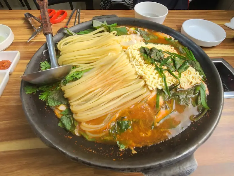 푸짐한 냉이 물닭갈비의 모습