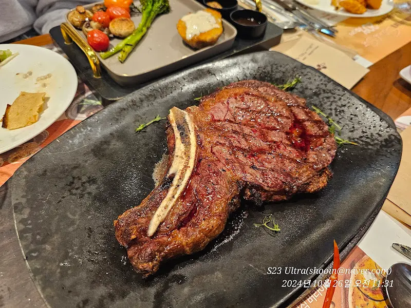 잘 구워진 스테이크