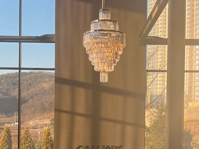 카페 내부 샹들리에