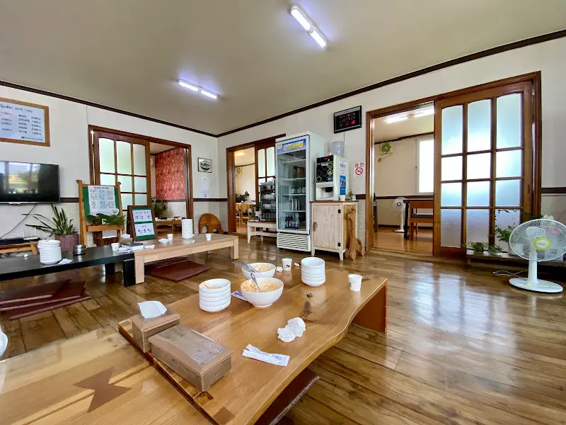 넓고 편안한 식당 내부