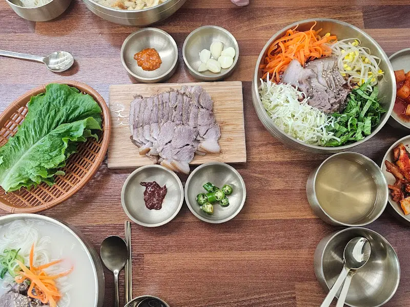 윤기가 흐르는 돔베고기 한 상 차림