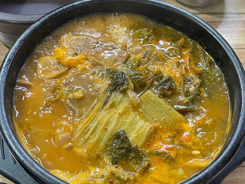 우거지가 듬뿍 들어간 뼈해장국