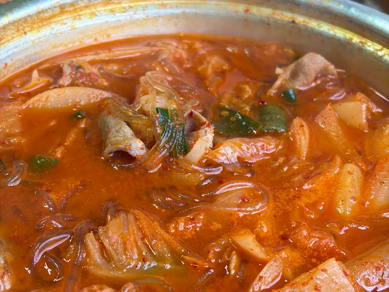 김치와 돼지고기가 듬뿍 들어간 김치찌개