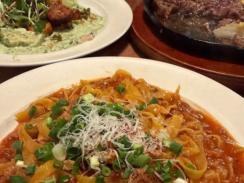 스테이크, 파스타, 뇨끼 한 상 차림