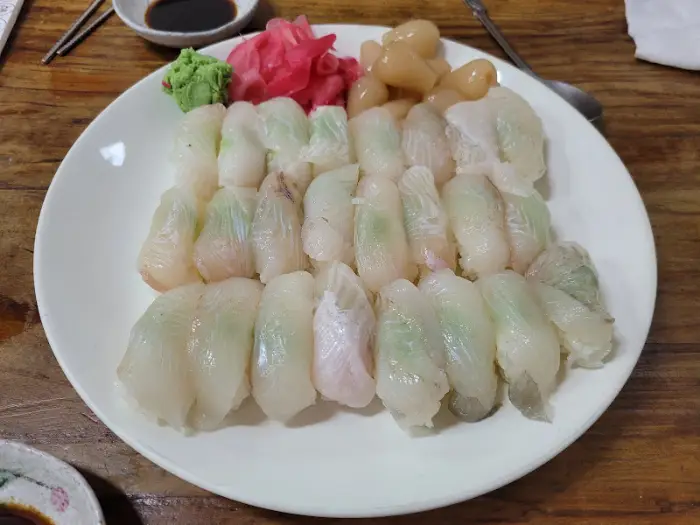 푸짐하게 담긴 광어초밥