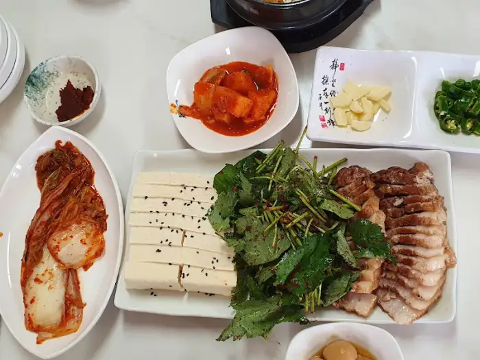 달뜬 순두부 상차림 - 두부, 보쌈, 김치, 겉절이